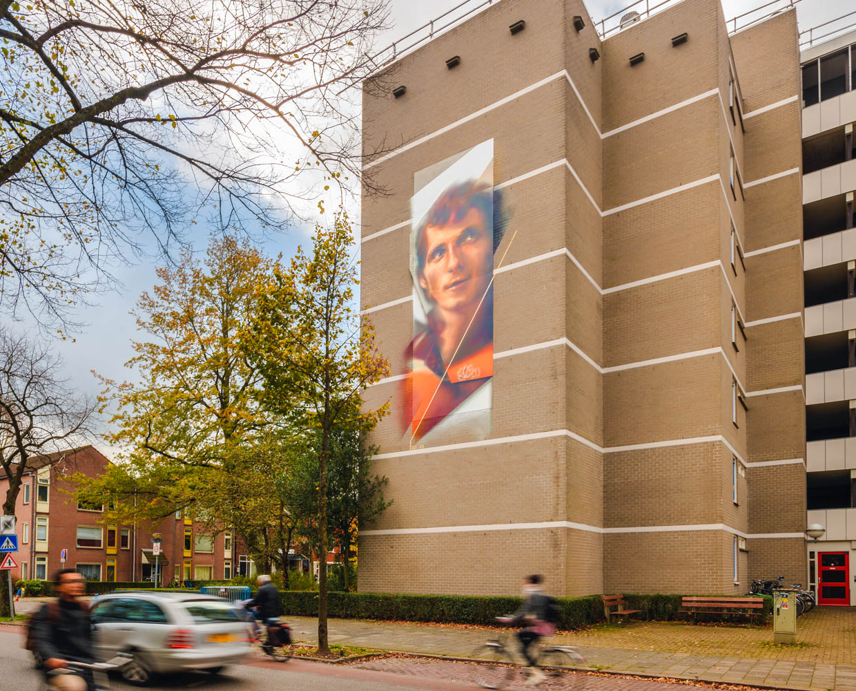 Portret van Dick Nanninga op een flatgebouw aan de Zaagmuldersweg